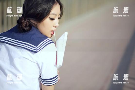 爱丝：在线等你看，丝脚在路上轻踩的那一刻，我的嘴角微扬。