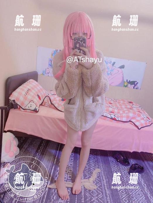 套图也许是甜腻腻的，但AT鲨的粉色，居然让人想起了小时候的棉花糖。