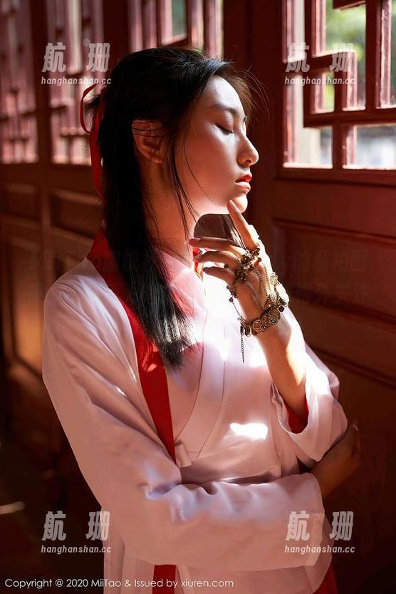 MiiTao蜜桃社 - 陌子Mandy的私拍图集，不知道为啥总是对那条网袜格外关注，可能是买家秀带来的联想。