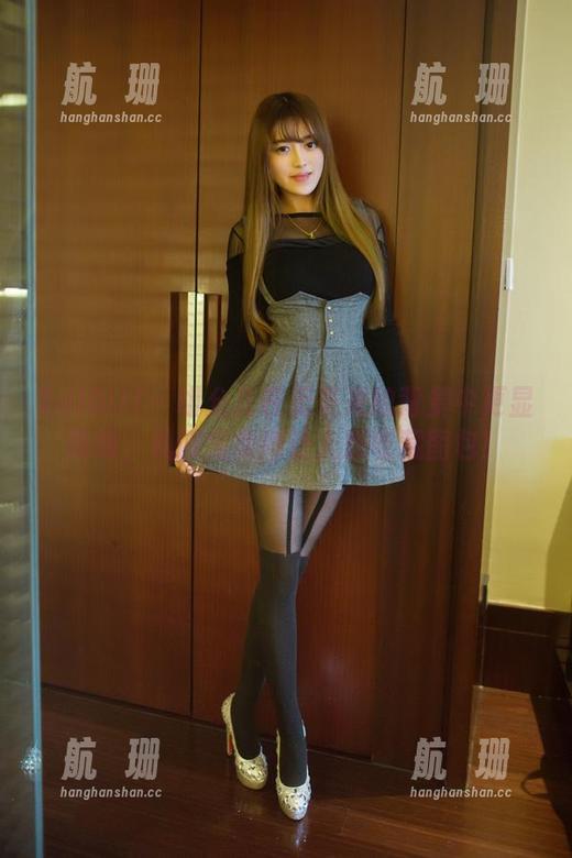 TuiGirl - 胡允儿在无圣光的背景中更显高雅，礼服完美得让人想收藏图包！