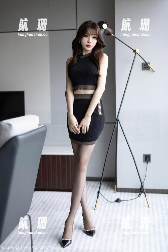 XIAOYU语画界 - 美图行进，似乎李丽莎的长腿承载着某种不可名状的想念。