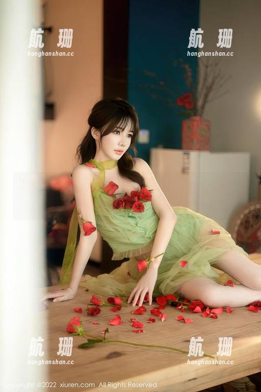 Xiuren秀人网 - 红裙梦游：ALICE梁紫轩写真集中的每一抹醉人色彩