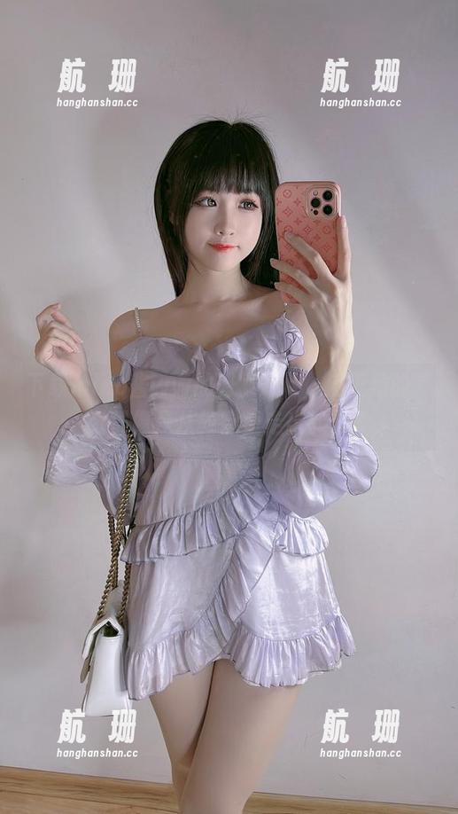 下载miko酱ww的修女cos，反正她的每一张都像是从教堂里走出的仙女～