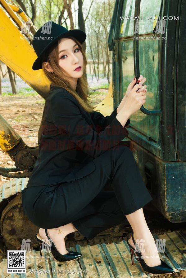 丽柜 - 别眨眼！这是允儿的秘书图包，女神随时展现职场的另一面！