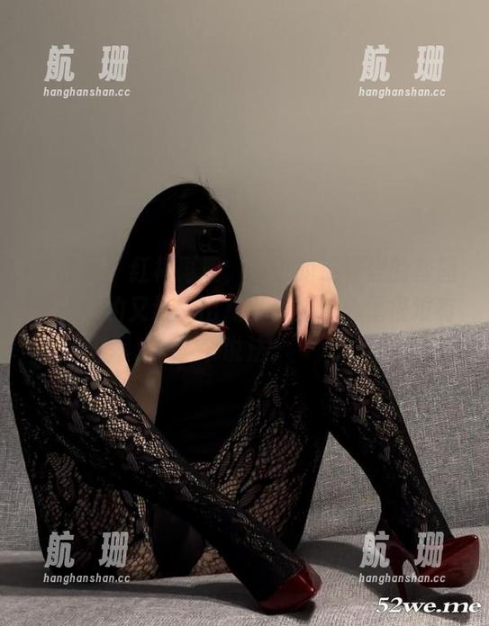 微密圈 - 红裙再现，保守的二舅妈的套图里，隐约又流露出点小情愫，心里很难有个说法。