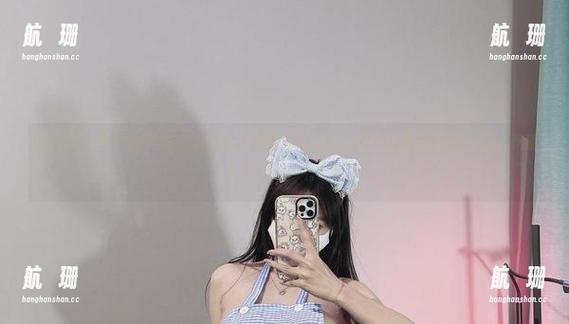 兔宝妮to 微密圈 - 兔宝妮to的白裙竟然让她变得好柔和,有种复古的味道,呃,不禁让人想起了那个年代。