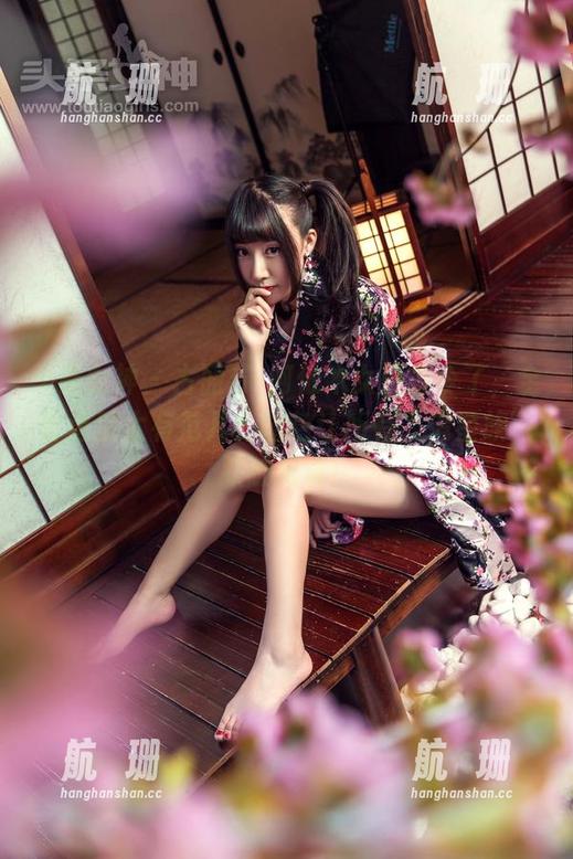 头条女神 - 古丽苏·阿依木女王发令了，全套造型太有范儿！图包让所有“追星族”跌破眼镜！