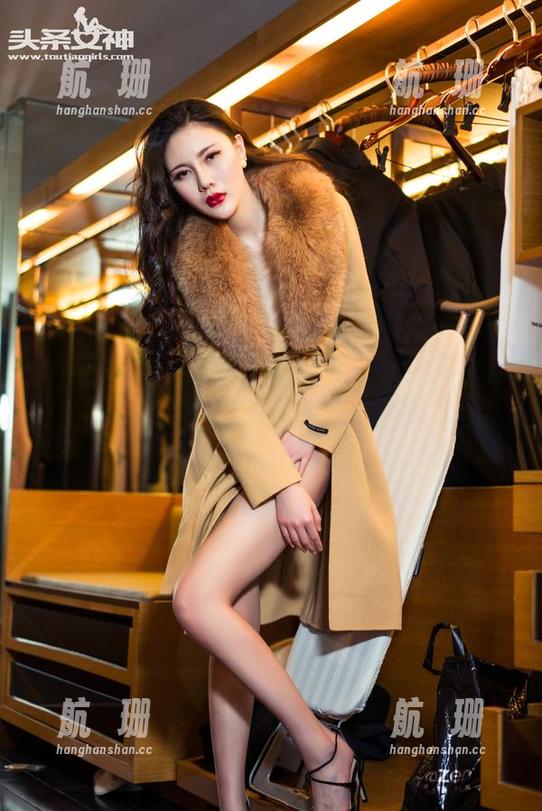 头条女神 - 杨曼妮的办公室，完全是全套工作与诱惑的双重打击，图包充满了悬念。