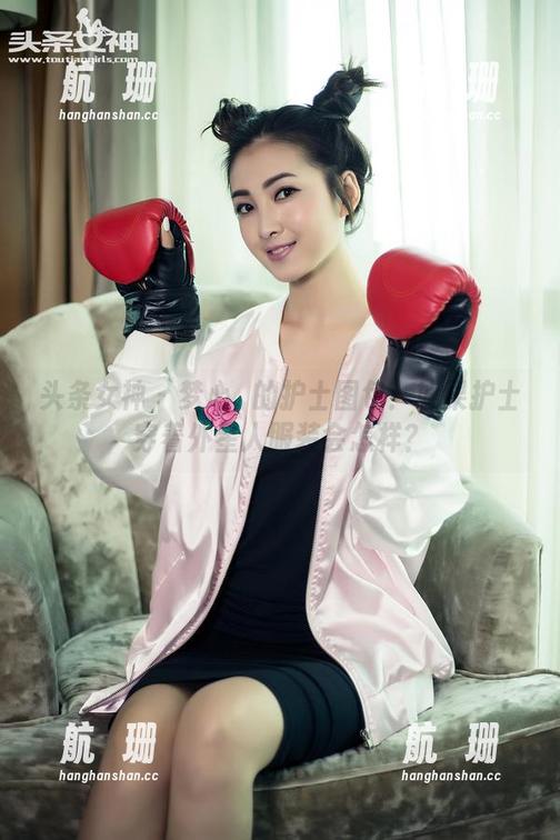 头条女神 - 梦心玥的护士图包：如果护士穿着外星人服装会怎样？