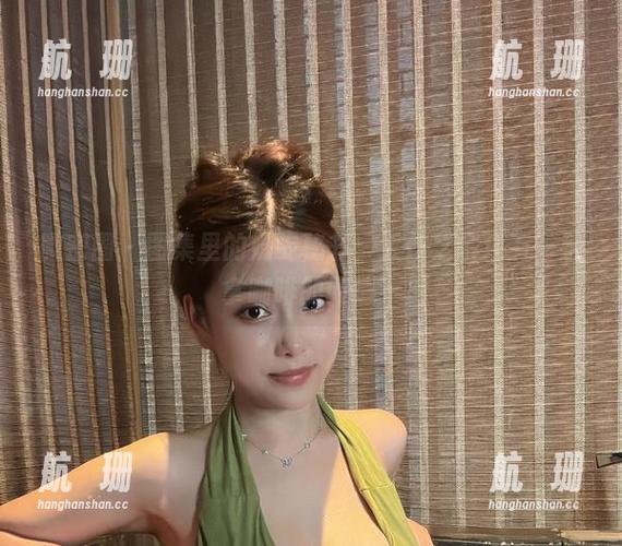 奶雯 微密圈 - 图集里的奶雯秘书,工作之余还有一手拿咖啡的闲情~