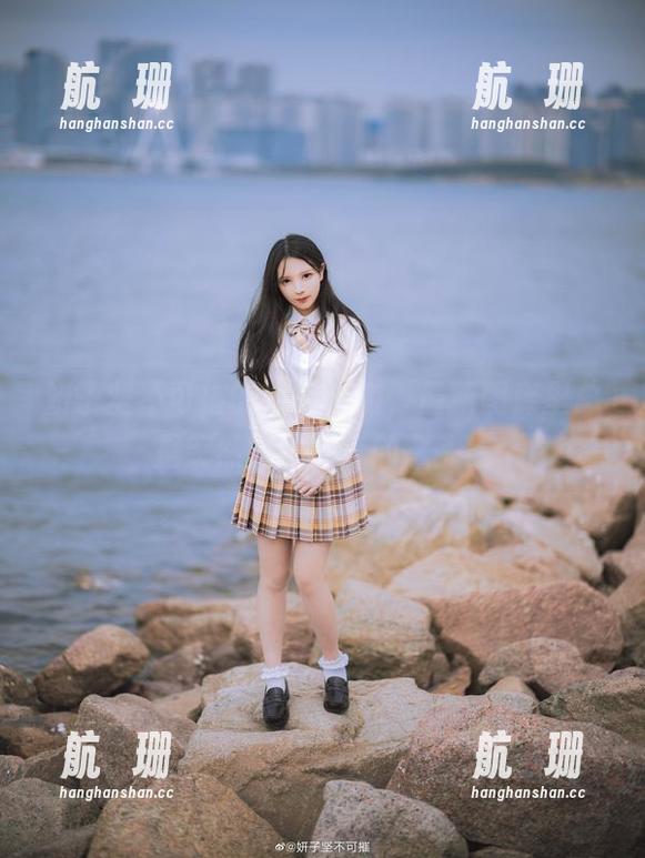 妍子坚不可摧的浴室漫游，最新图库里总是突然冒出好奇的念头！