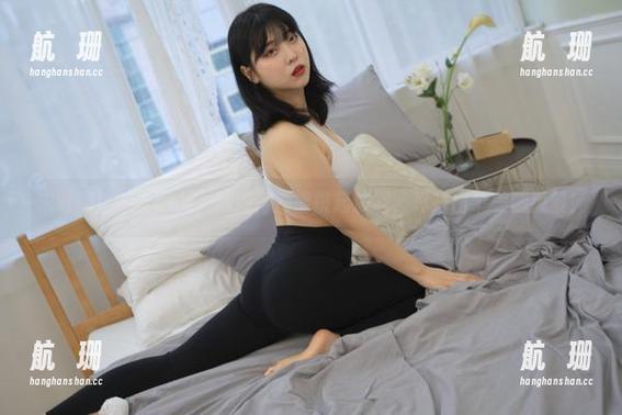 宋哈娜这一套cos，腿细得都能挑起波澜，真抖出个美腿风暴！