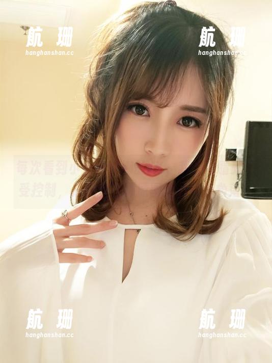 每次看到小女巫露娜的JK，我的眼睛就不受控制，只想专注那原图里的每个角落。