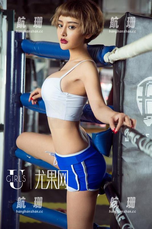 尤果网 - 看！夏倪可ella在线展示如何把连衣裙穿成了一种态度。