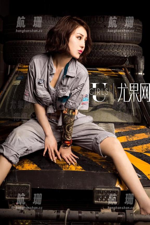 尤果网-谭晓彤 尤果网 - 看!谭晓彤穿水手服,原图温柔得像个小迷糊,更新却变身炫酷船长!