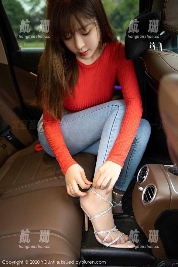 尤蜜荟 - Carol周妍希的毛衣写真，一次‘套’在身上全身拥抱的感觉