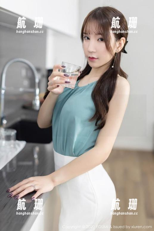 尤蜜荟 - 原图中娜露的优雅，像是在打广告：穿上礼裙，脱离现实吧！一头雾水也挺美。