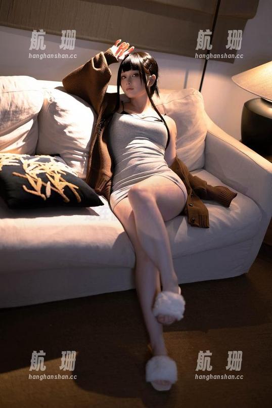 屿鱼 精选写真:屿鱼学姐—这表情,看起来像是在偷吃冰淇淋。