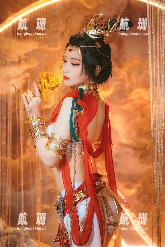 幼爱youmeko的古见硝子cos，图片中的表情我不能自已。