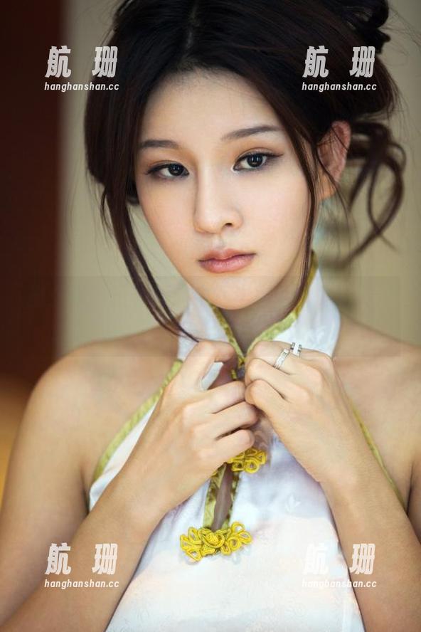 推女郎 - 王依萌的牛气出街，全集写真任你翻！