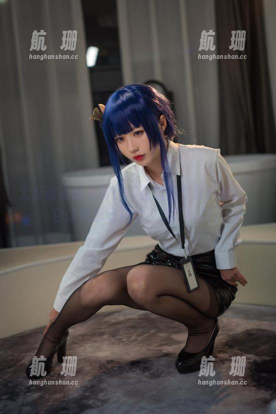 无影喵喵的礼服，作品就像在轻声细语，它让我思想飘走，忘了时间。