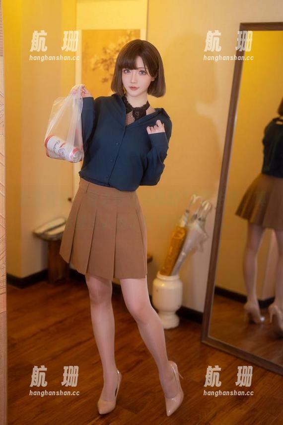 原图欣赏：星之迟迟选择的2B学生服，真心希望没人为了这身装扮排队。