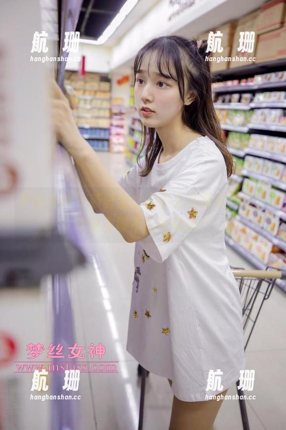 梦丝女神 - 新鲜出炉的小允儿绿衣美图，谁说衣服不能抢镜的？