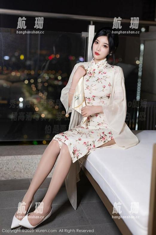 秀人网 - 带你探个底，伊小七MoMo的短裙高清写真，穿衣风格也是如此直白，恐怕是要惹一堆赞了。