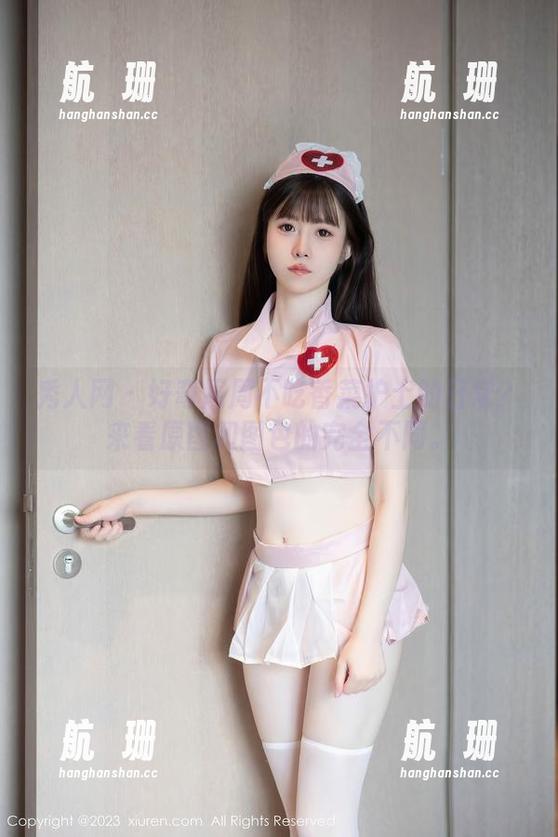 秀人网-周周不吃香菜 秀人网 - 好奇周周不吃香菜护士的日常?来看原图和图包的完全不同。