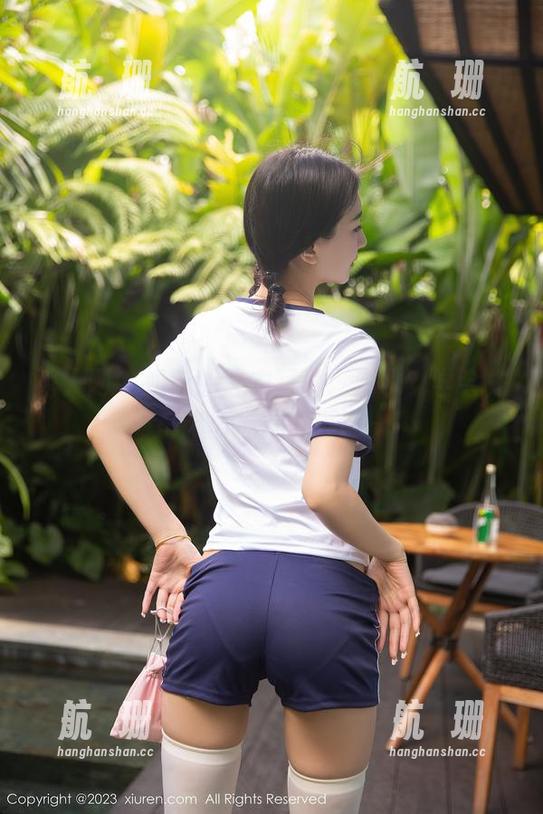 秀人网 - 奶酥的泳衣写真：潜水？学会先把肉肉们藏好再说～