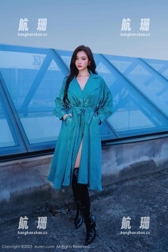 秀人网 - 当学妹遇上菲儿beauty——私拍里暗藏的快乐点滴！