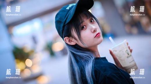 美美更新，秋楚楚不秃头和某人合照，双人齐发出这辉煌而又撒娇的色彩。
