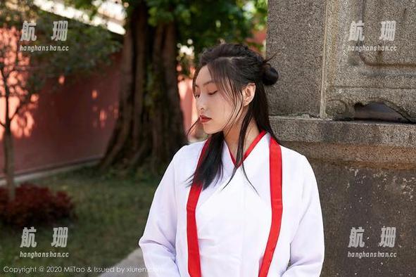 蜜桃社 - 白衬衫，佩琦Pinky定制，图片里像秋天的蒲公英，精选能勾起点点回忆。