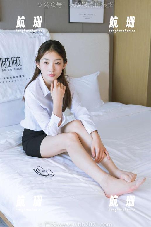 袜啵啵 - 小沫的私拍合集：看她怎么用两双板鞋演绎“我跑路不带你”的姿态。