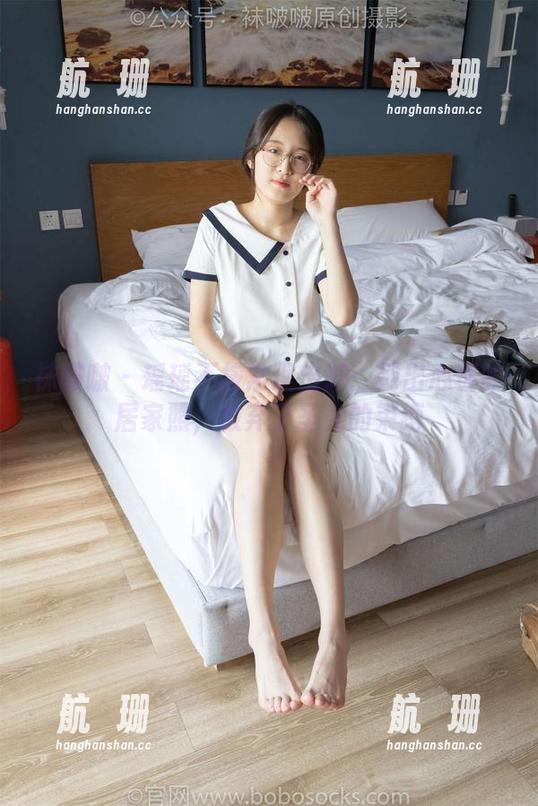 袜啵啵 - 瑶瑶不按常理出牌：别出心裁的居家照，放弃了圣光的束缚