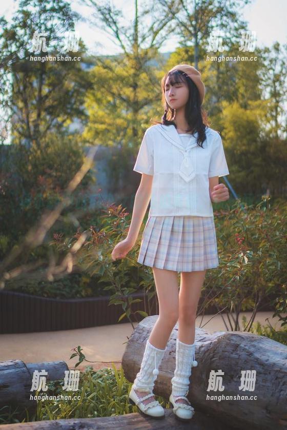偶尔翻到西瓜少女的旅拍套图，恍惚间有种不真实的美感。