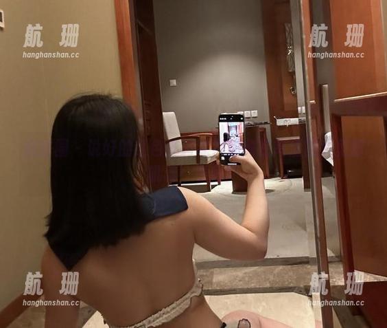 詹詹 微密圈 - 说好的红色低调呢?詹詹在高清图片里却吼着:看我!