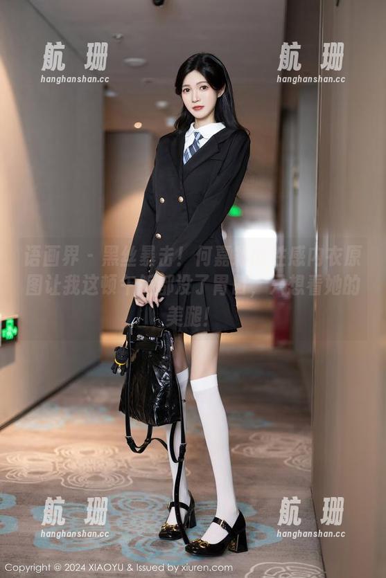语画界-何嘉颖 语画界 - 黑丝暴击!何嘉颖的性感内衣原图让我这顿午饭都没了胃口,只想看她的美腿!