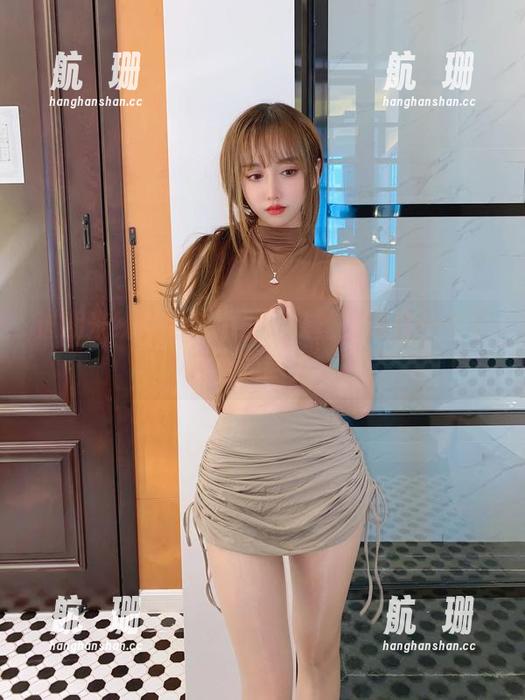 过期米线线的作品里，灰丝就像是一个不经意的暗示。