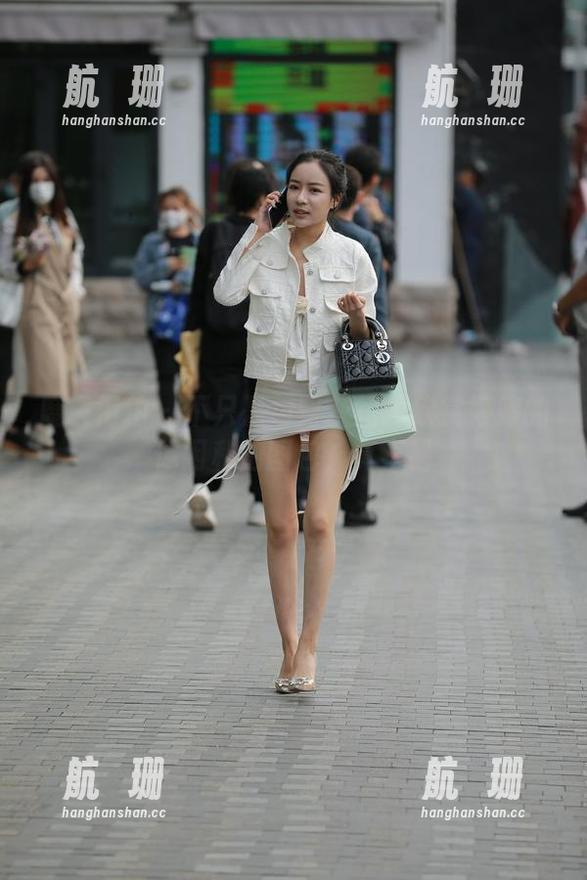 魔镜街拍 - 不只是包臀灰裙：欣赏婷婷的休闲私拍图包，真不错