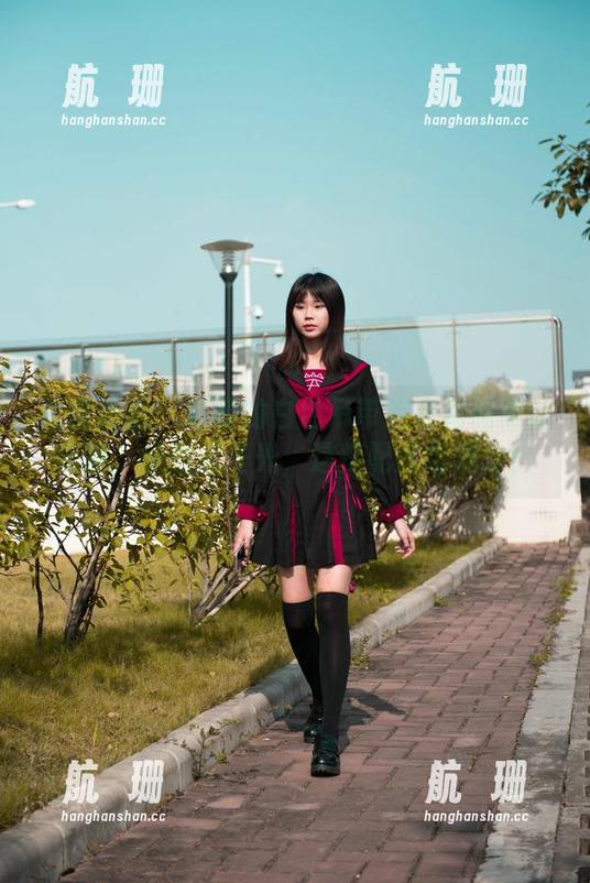 魔镜街拍-婷婷 魔镜街拍 - 婷婷的白色吊带连衣裙配黑丝美腿,原图无圣光,这搭配我给满分!