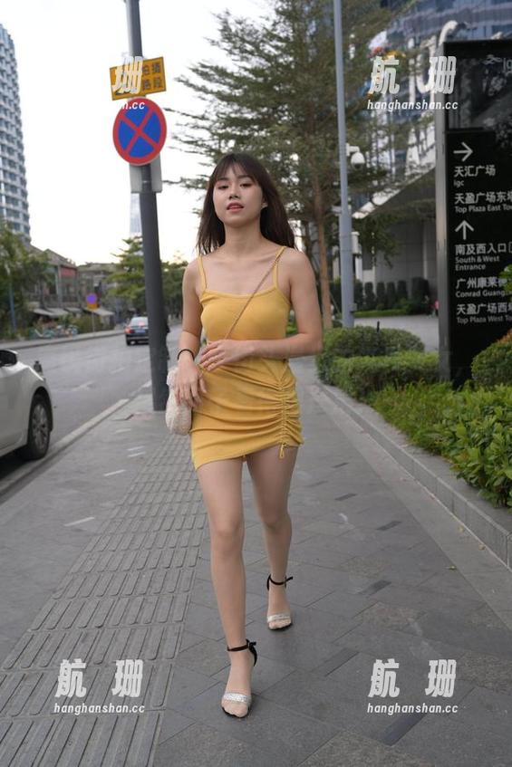 魔镜街拍 魔镜街拍定制——街头漫步的气质美女,果然面子看得很严肃!