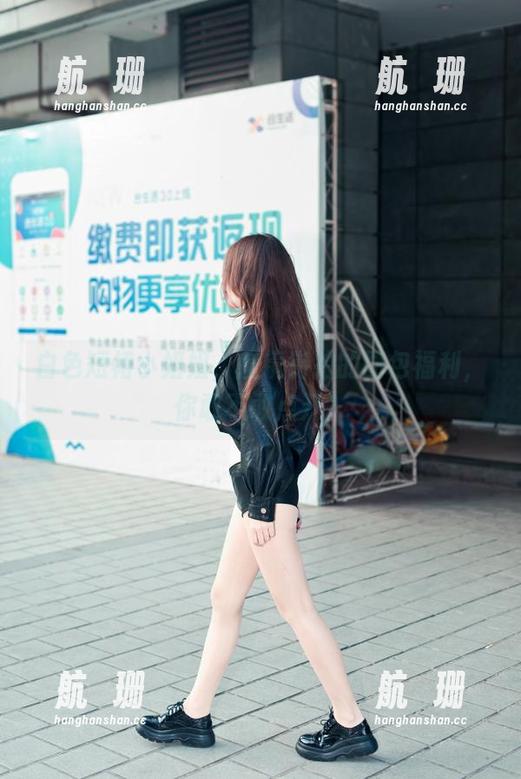 白色短裙小姐姐，魔镜街拍的图包福利，你敢不敢点开？
