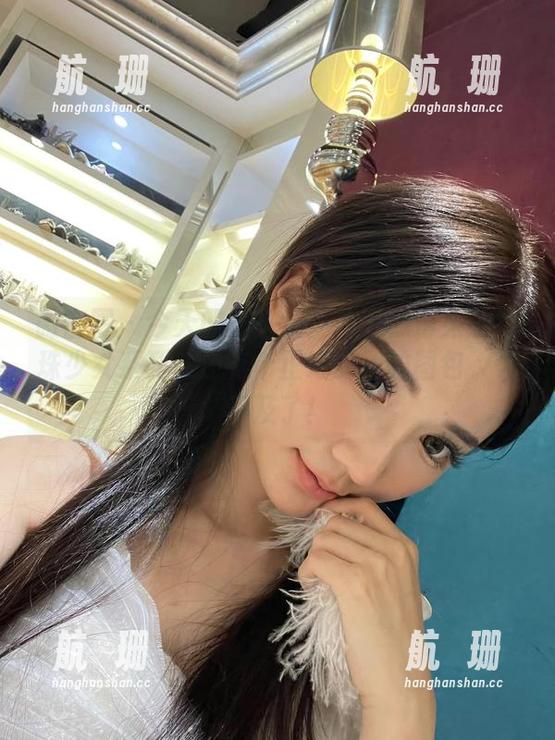 微密圈 - 今天的重头戏：黎允熙带来的珍珠少女系列，还有个正好免费的图包，等不及了！