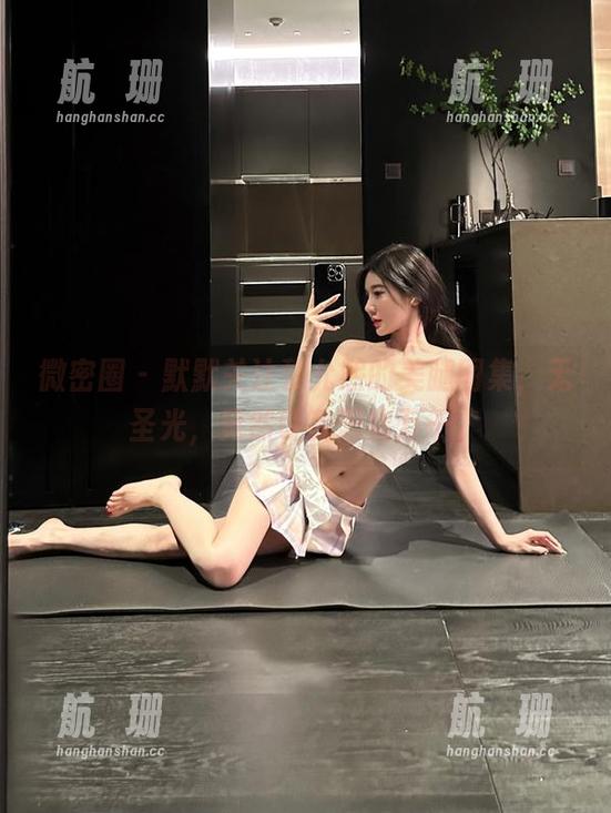 微密圈 - 默默关注黎允熙的美腿图集，无圣光，竟然让我思绪万千。